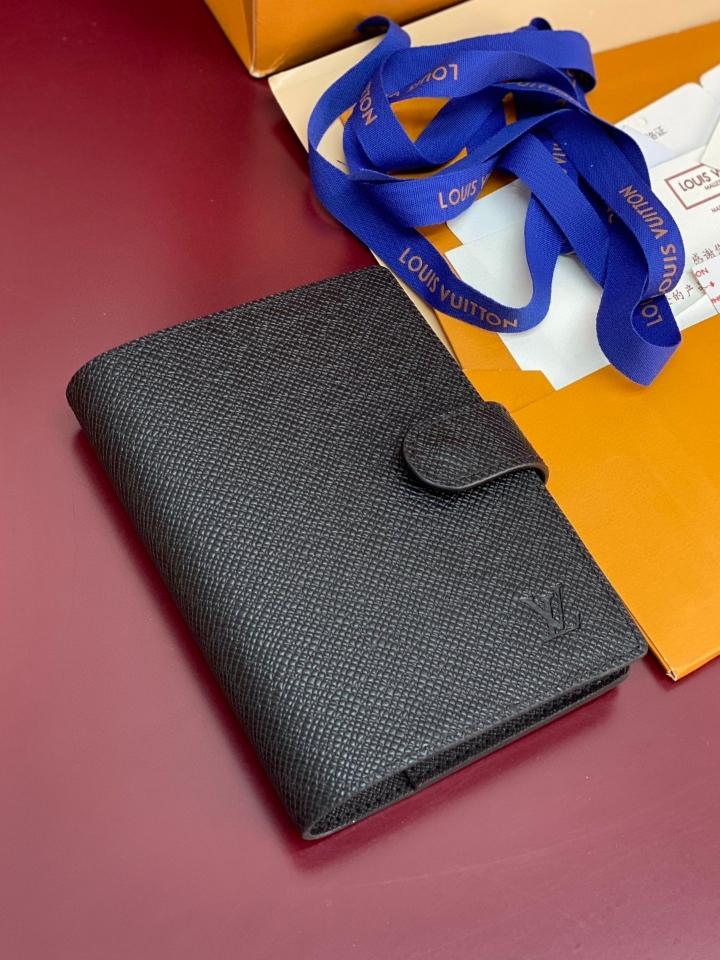 Louis Vuitton R20426
Customizable
Small Ring Agenda Cover-duoc-ban-tai-Hvip Bags and Accessories
