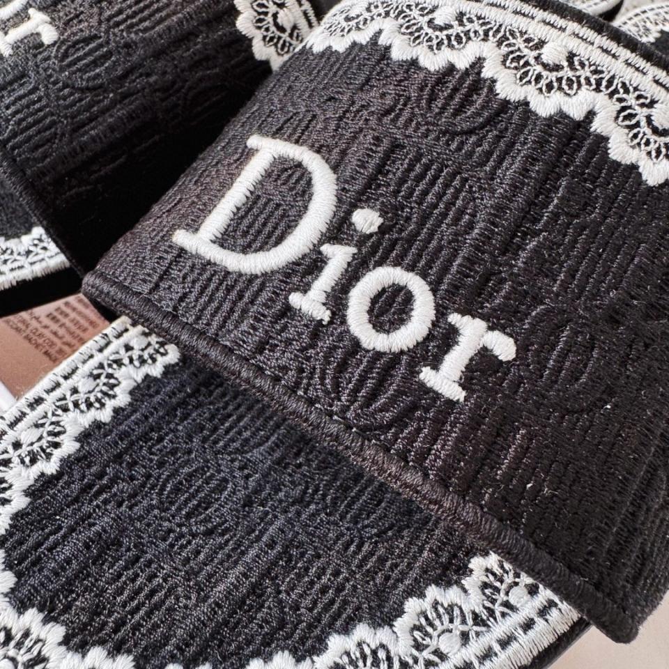 Dior Dentelle Slide
Black Dior Oblique Embroidered Cotton and White Lace KCO531OCC -duoc-ban-tai-Hvip Shoes and Clothes