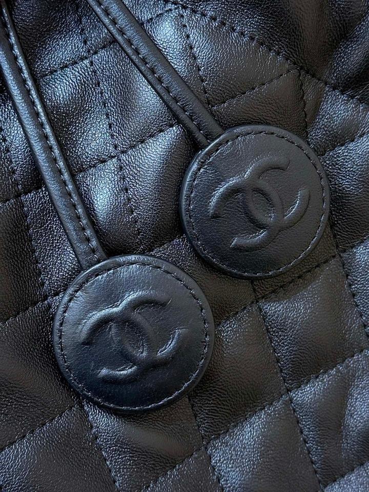 Chanel Clutch with Leather Strap Lambskin & Gold-Tone Metal Black 17*22*8cm AP5227-duoc-ban-tai-Hvip Bags and Accessories