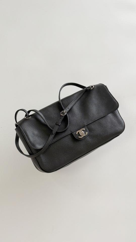 Chanel Maxi Flapbag
 
Grained Calfskin & Silver-Tone Metal 
Black AS6231 19.5 x 32 x 10cm-duoc-ban-tai-Hvip Bags and Accessories
