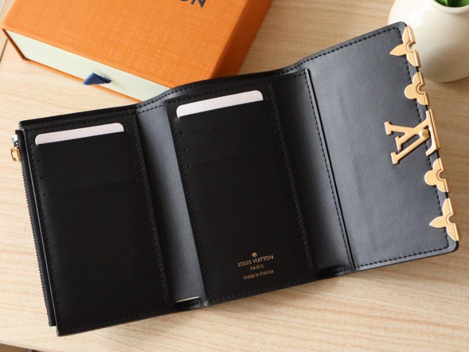 Louis Vuitton M82764
Capucines Compact Wallet-duoc-ban-tai-Hvip Bags and Accessories