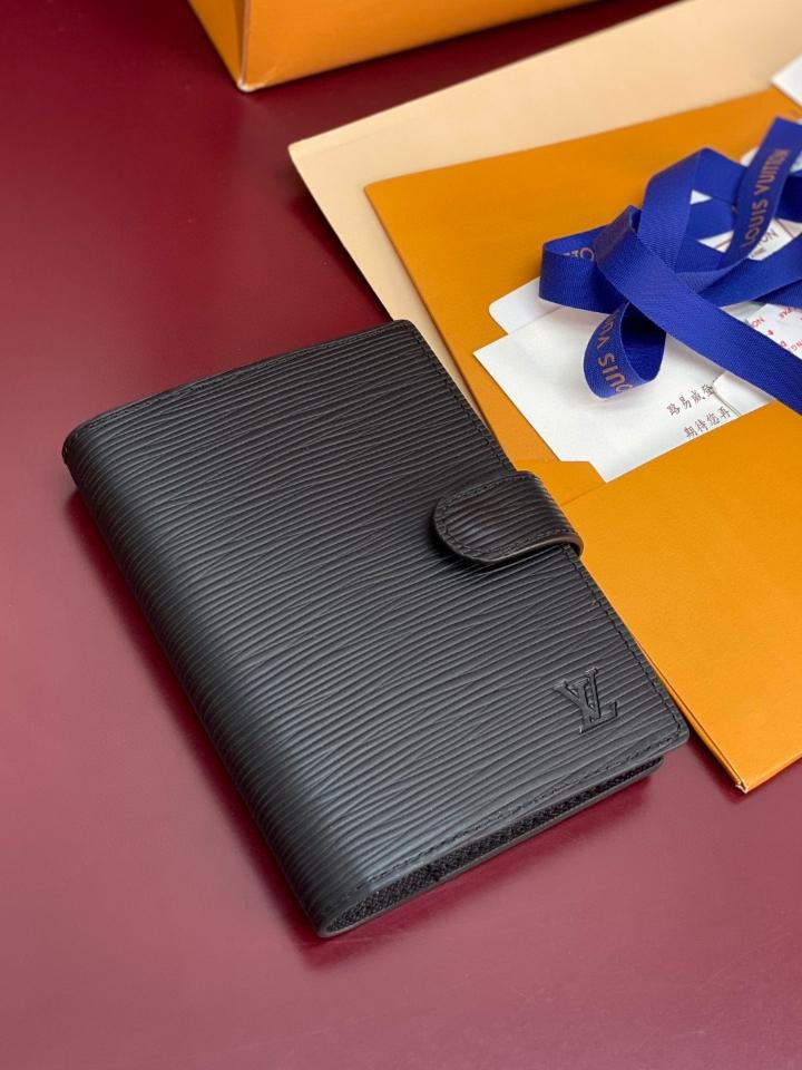 Louis Vuitton R20052
Customizable
Small Ring Agenda Cover-duoc-ban-tai-Hvip Bags and Accessories