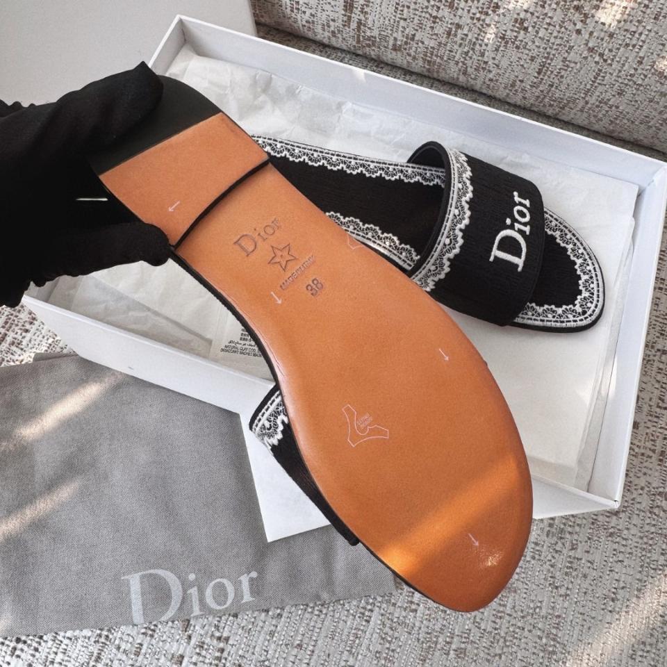 Dior Dentelle Slide
Black Dior Oblique Embroidered Cotton and White Lace KCO531OCC -duoc-ban-tai-Hvip Shoes and Clothes