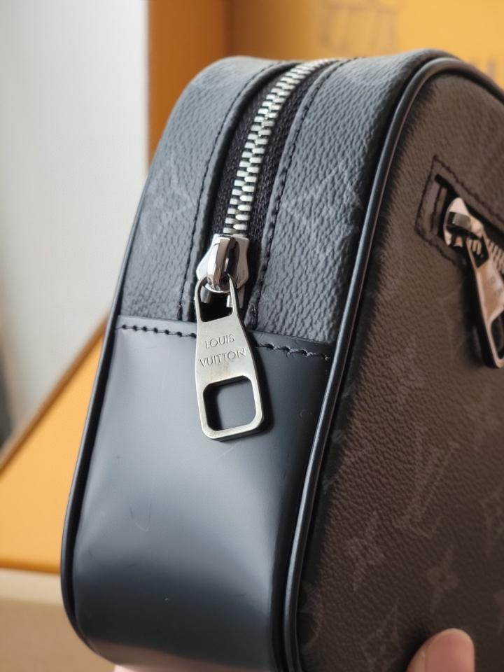 Louis Vuitton N47626
Pochette Kasai grey-duoc-ban-tai-Hvip Bags and Accessories