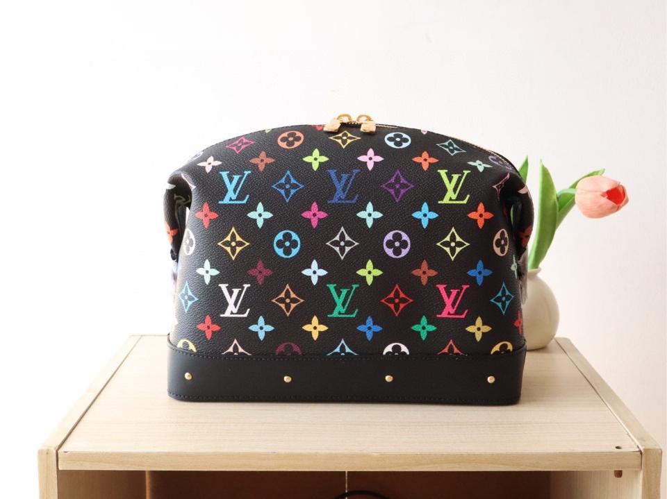 Louis Vuitton M13743
LV x TM Cosmetic Pouch GM black -duoc-ban-tai-Hvip Bags and Accessories