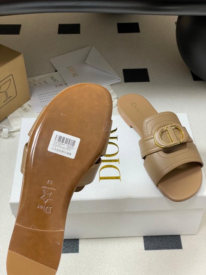 Dior 30 Montaigne Slide
Nude Calfskin
KCQ266VEA_S11U (2)-duoc-ban-tai-Hvip Shoes and Clothes