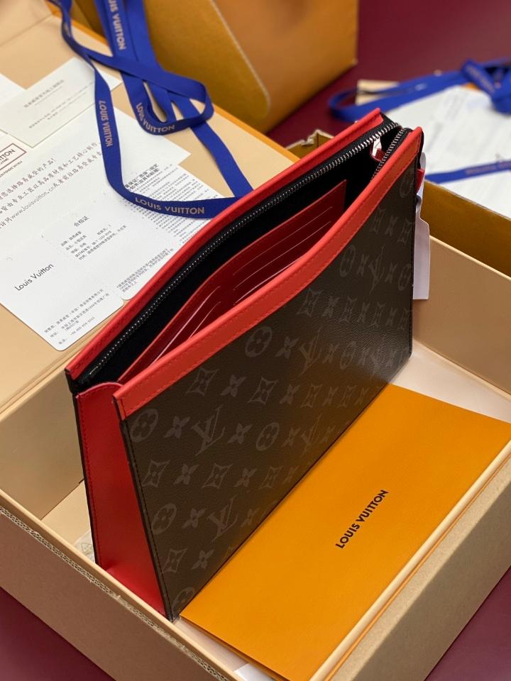 Louis Vuitton M26031
Pochette Voyage MM 21 x 6 x 27cm (1)-duoc-ban-tai-Hvip Bags and Accessories