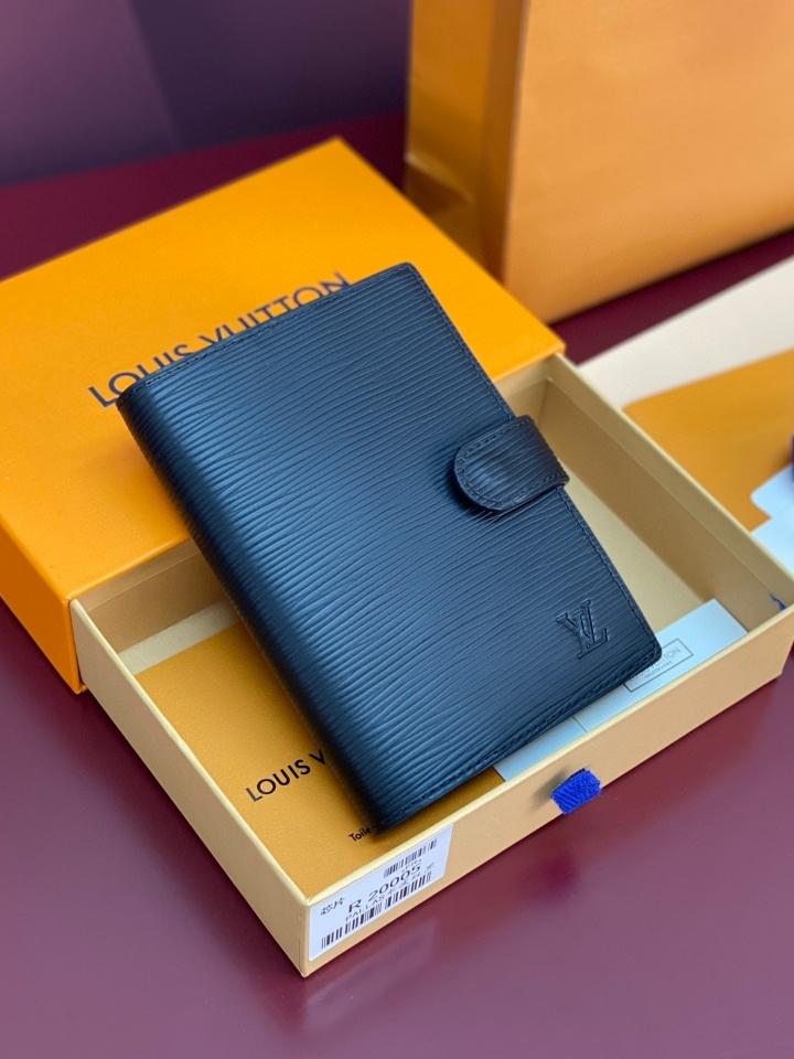 Louis Vuitton R20052
Customizable
Small Ring Agenda Cover-duoc-ban-tai-Hvip Bags and Accessories