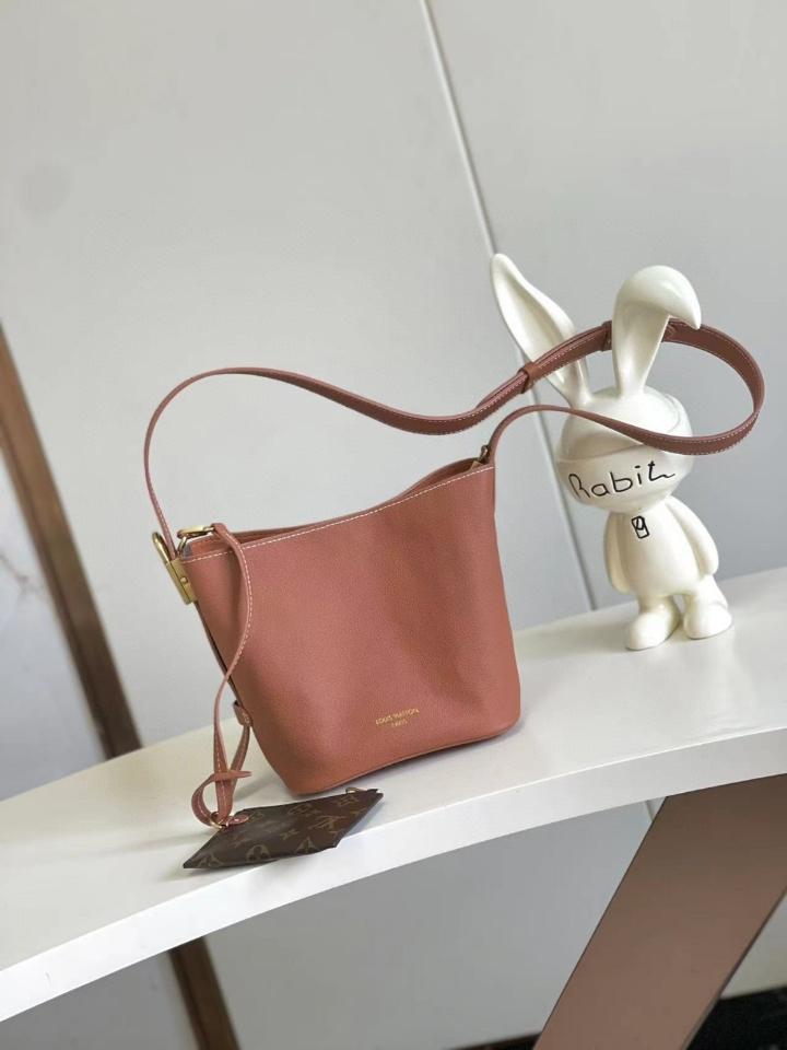 Louis Vuitton M14416
Túi Low Key All In BB 16*12*18cm-duoc-ban-tai-Hvip Bags and Accessories