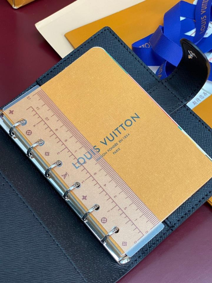 Louis Vuitton R20052
Customizable
Small Ring Agenda Cover-duoc-ban-tai-Hvip Bags and Accessories