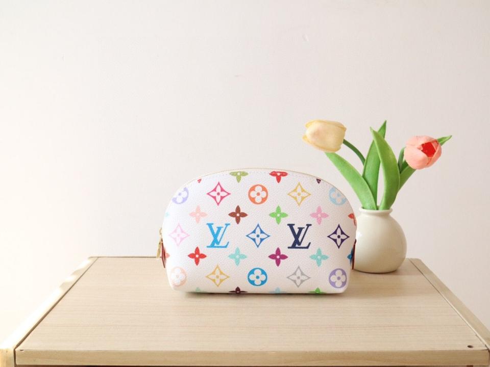 Louis Vuitton M13744
LV x TM Cosmetic Pouch PM-duoc-ban-tai-Hvip Bags and Accessories
