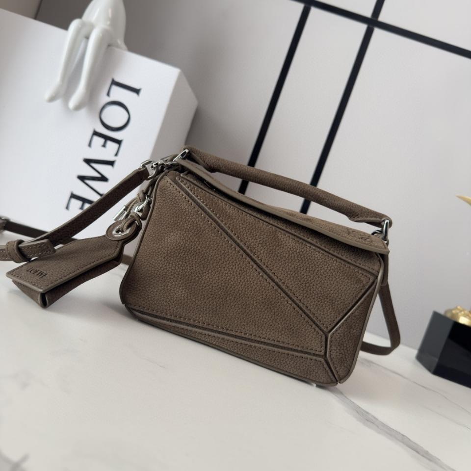 LOEWE mini Featherlight Puzzle bag in grained nubuck Tundra A510PLSX03 18*12.5*8CＭ-duoc-ban-tai-Hvip Bags and Accessories