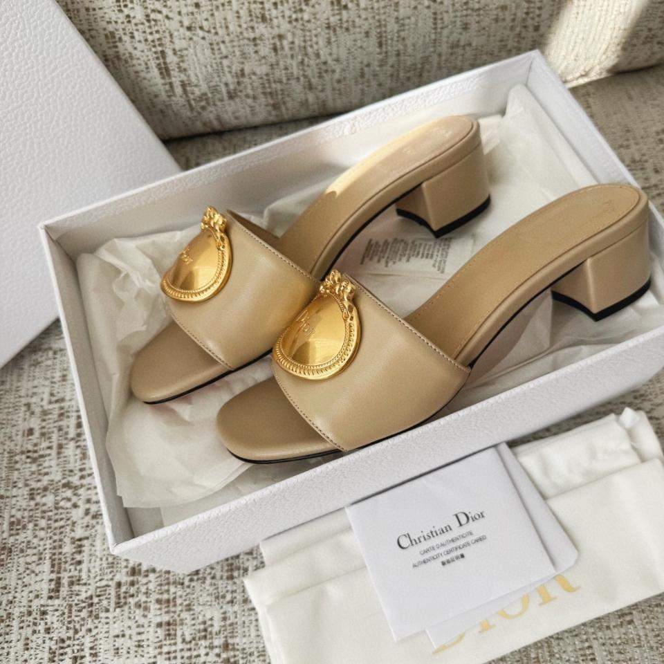 Dior Médaillon Buckle Heeled Slide
Grey Lambskin KCO695LAB-duoc-ban-tai-Hvip Shoes and Clothes