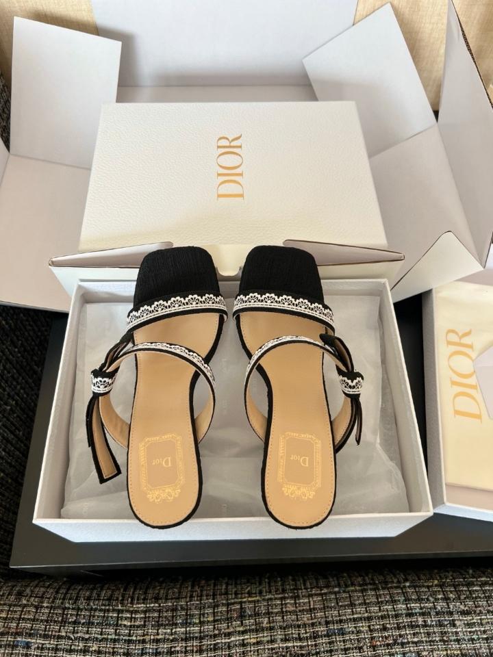 Dior Heeled Sandal with Straps
Black Embroidered Cotton-duoc-ban-tai-Hvip Shoes and Clothes