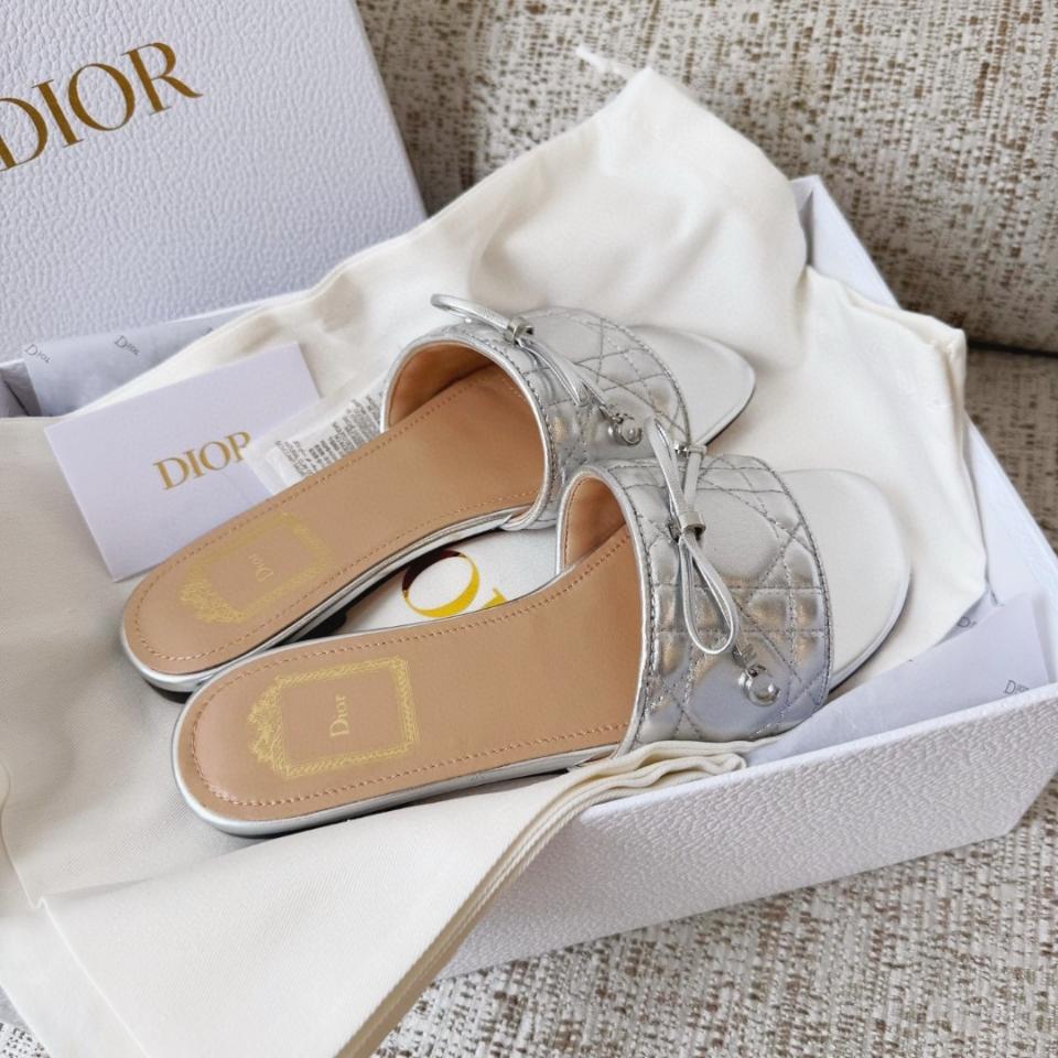 Dior Cannage Slide
Silver Quilted Cannage Lambskin KCO545CQL-duoc-ban-tai-Hvip Shoes and Clothes