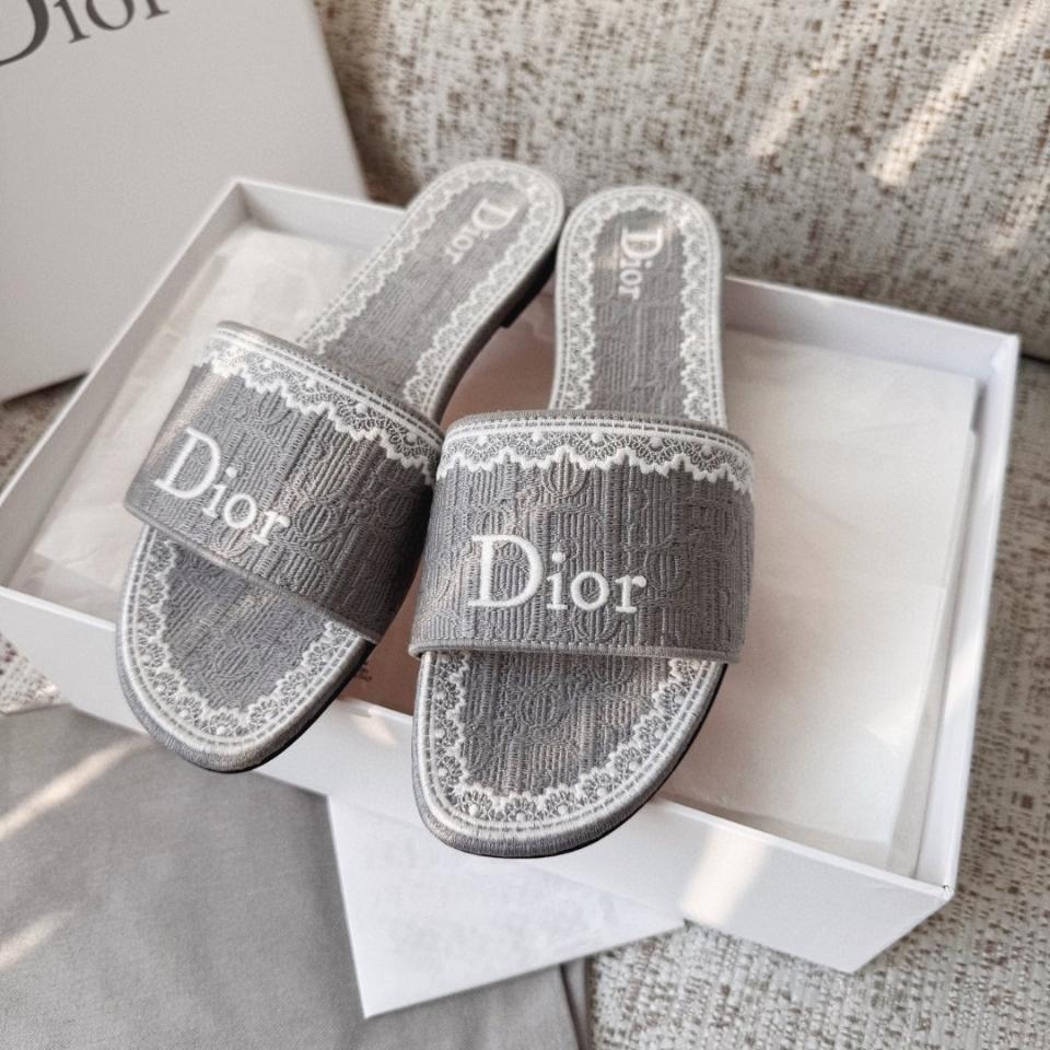 Dior Dentelle Slide
Blue grey Oblique Embroidered Cotton and White Lace KCO531OCC -duoc-ban-tai-Hvip Shoes and Clothes