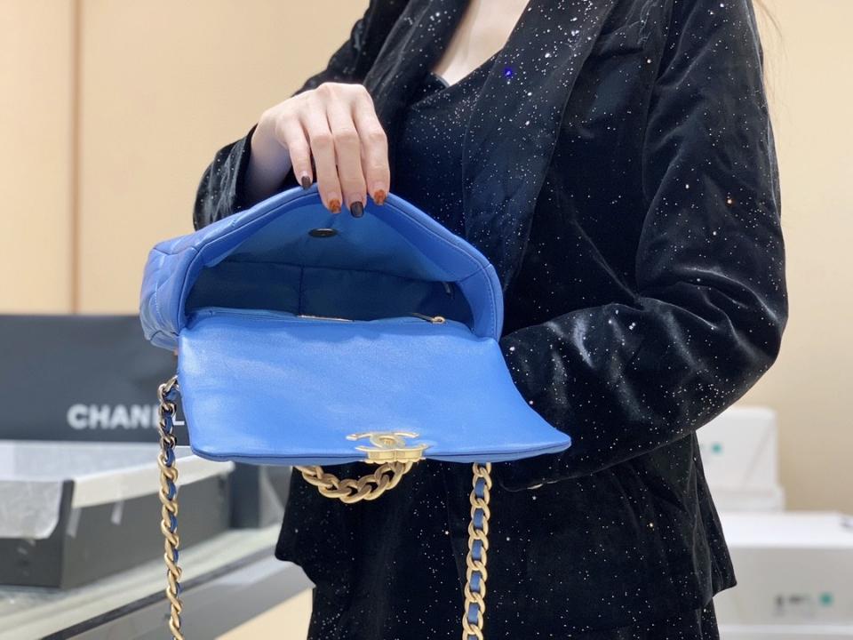Chanel CHANEL 19 Handbag   Shiny Lambskin, Gold-Tone, Silver-Tone & Ruthenium-Finish Metal  blue AS1160 16 x 26 x 9cm-duoc-ban-tai-Hvip Bags and Accessories