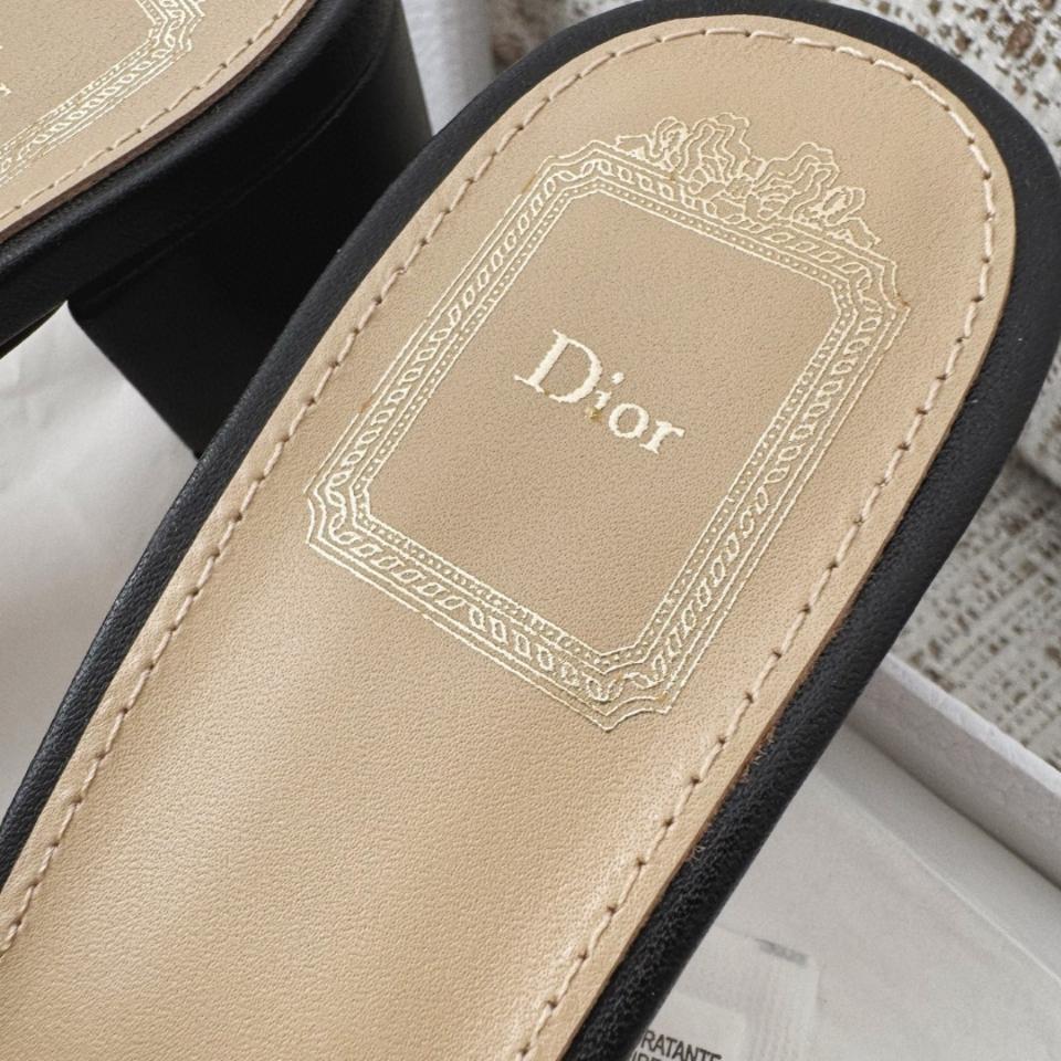 Dior Médaillon Buckle Heeled Slide
Black Lambskin KCO695LAB-duoc-ban-tai-Hvip Shoes and Clothes