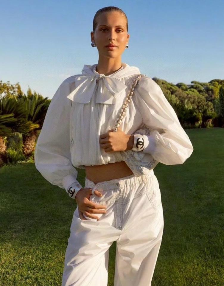 Chanel Coco Beach Jacket
 
Silk Taffeta 
White P78572-V70363-duoc-ban-tai-Hvip Shoes and Clothes
