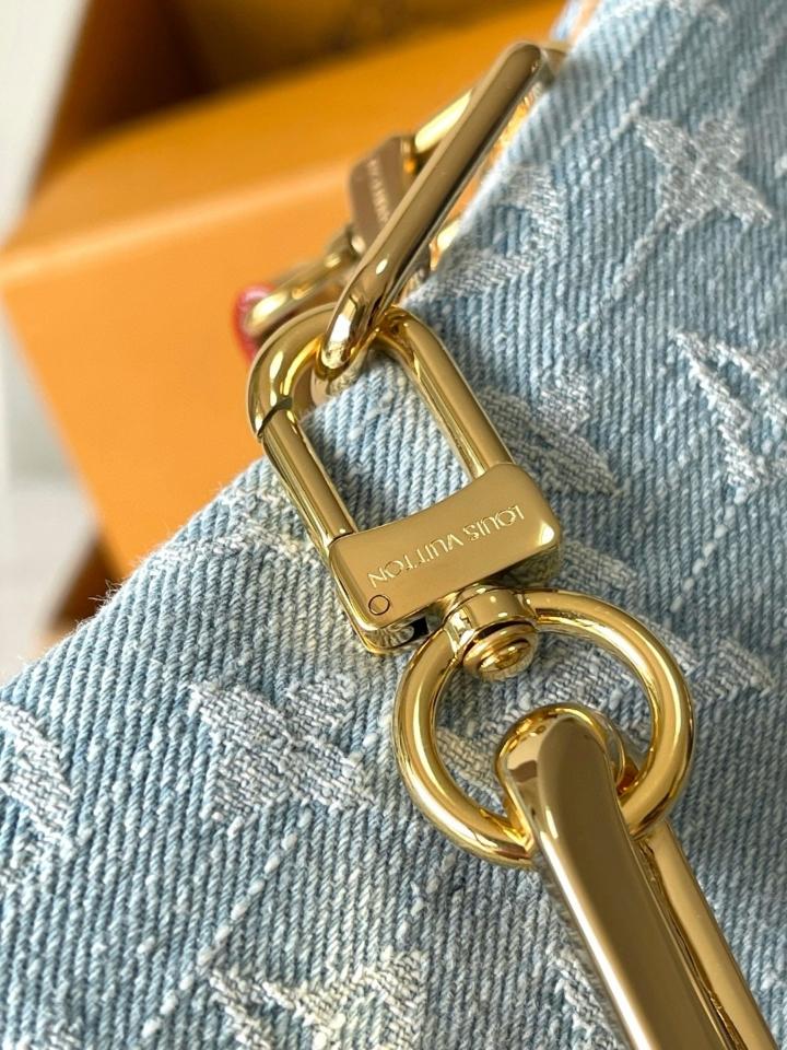 Louis Vuitton M11401
LV By The Pool
Coussin BB 21*16*7CM L1-duoc-ban-tai-Hvip Bags and Accessories