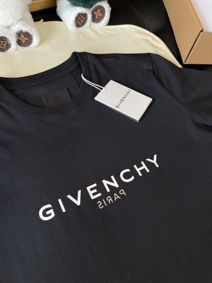 Givenchy
Reverse T-Shirt cotton black BM71533Y6B100-duoc-ban-tai-Hvip Shoes and Clothes