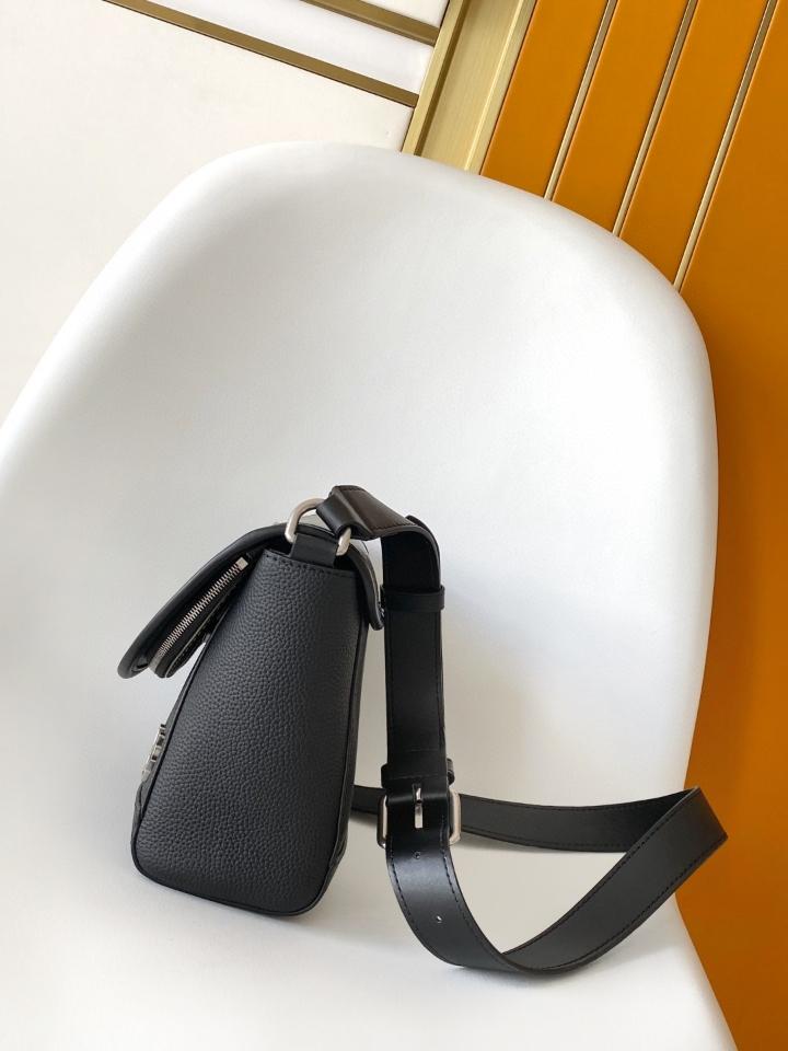 Louis Vuitton M12625
Pulse Messenger 26.6 × 17 × 11 cm-duoc-ban-tai-Hvip Bags and Accessories