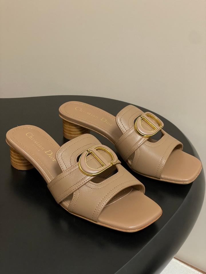 Dior 30 Montaigne Heeled Slide
Nude Calfskin
KCO374CFY 40mm (2)-duoc-ban-tai-Hvip Shoes and Clothes