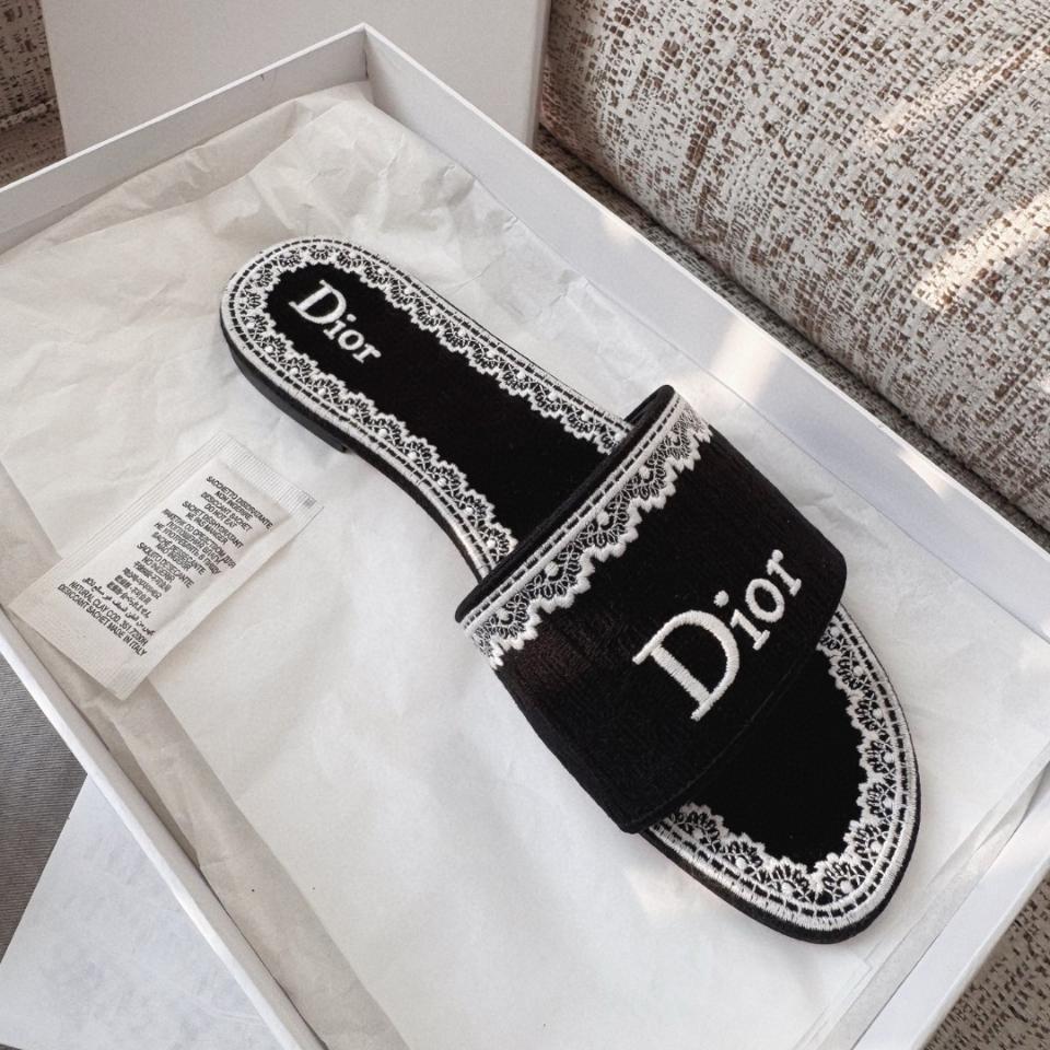 Dior Dentelle Slide
Black Dior Oblique Embroidered Cotton and White Lace KCO531OCC -duoc-ban-tai-Hvip Shoes and Clothes