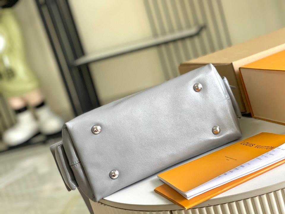 Louis Vuitton M12579
Túi CarryAll Cargo Vibe PM 33.5x23x15cm (1-3)-duoc-ban-tai-Hvip Bags and Accessories