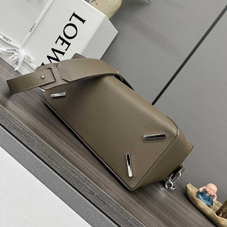 Loewe Medium Puzzle Edge bag
in soft grained calfskin taupe A510P49X26 29*19.5*14cm
-duoc-ban-tai-Hvip Bags and Accessories