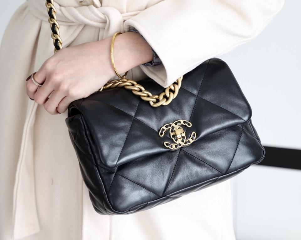 Chanel CHANEL 19 Handbag
 
Shiny Lambskin, Gold-Tone, Silver-Tone & Ruthenium-Finish Metal 
Black AS1160 16 x 26 x 9cm-duoc-ban-tai-Hvip Bags and Accessories