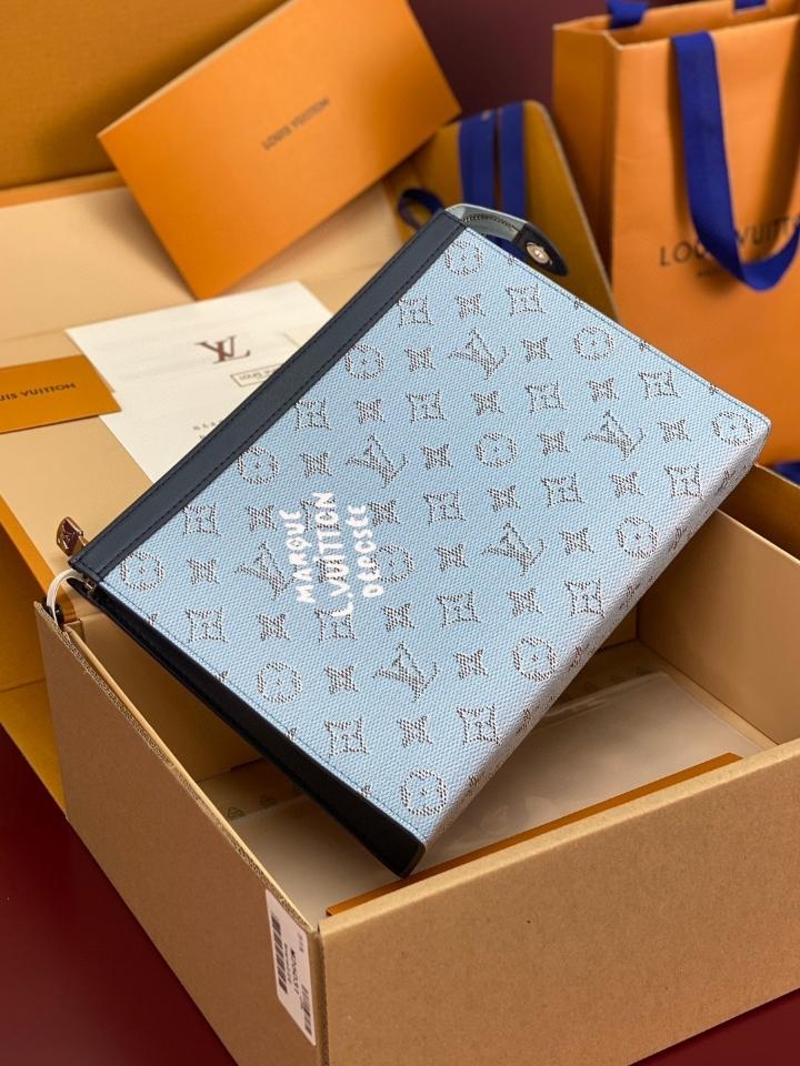 Louis Vuitton M61692
Pochette Voyage MM blue sky 27.0 x 21.0 x 3.0 cm (1)-duoc-ban-tai-Hvip Bags and Accessories