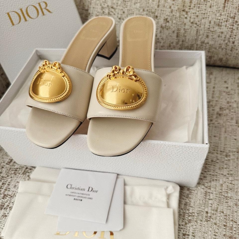 Dior Médaillon Buckle Heeled Slide
White Lambskin KCO695LAB -duoc-ban-tai-Hvip Shoes and Clothes