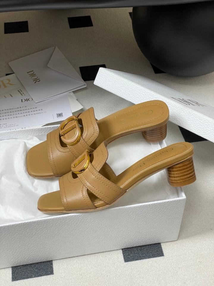 Dior 30 Montaigne Heeled Slide
Camel Calfskin
KCO374CFY_S17T 40mm (2)-duoc-ban-tai-Hvip Shoes and Clothes
