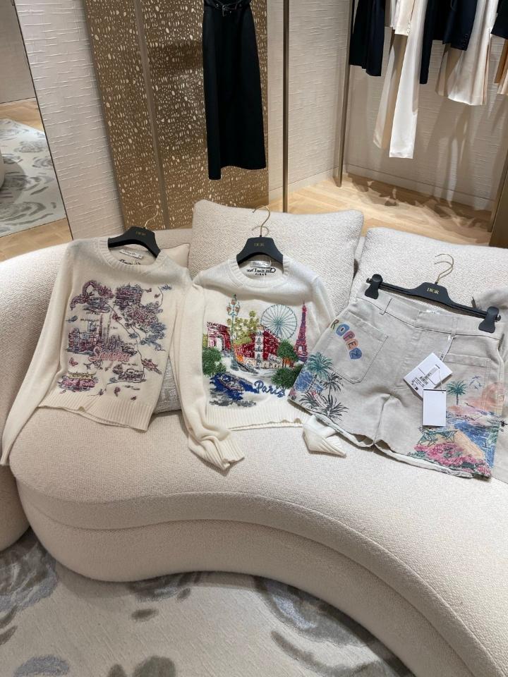 Dior Souvenir Embroidered Sweater
White Multicolor Cashmere Knit
544S57PR331-duoc-ban-tai-Hvip Shoes and Clothes