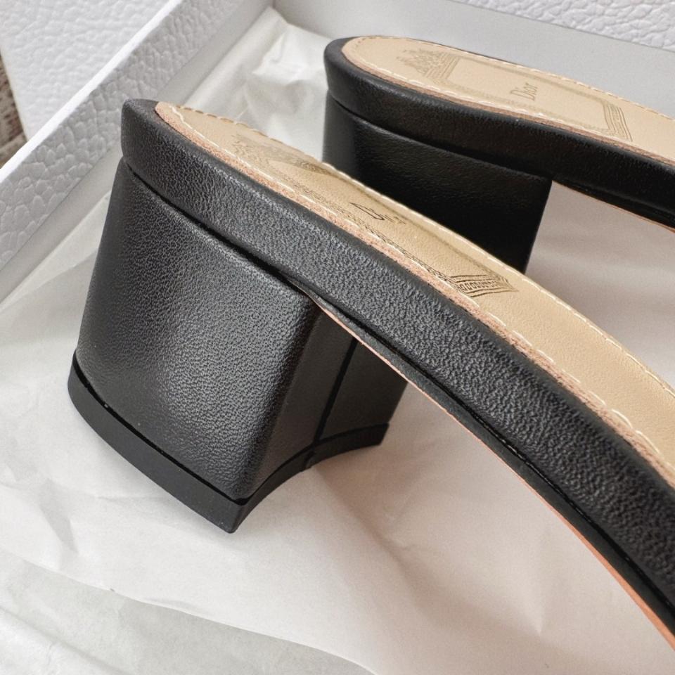 Dior Médaillon Buckle Heeled Slide
Black Lambskin KCO695LAB-duoc-ban-tai-Hvip Shoes and Clothes