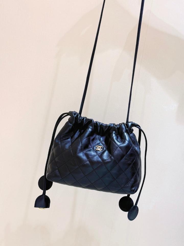 Chanel Clutch with Leather Strap Lambskin & Gold-Tone Metal Black 17*22*8cm AP5227-duoc-ban-tai-Hvip Bags and Accessories
