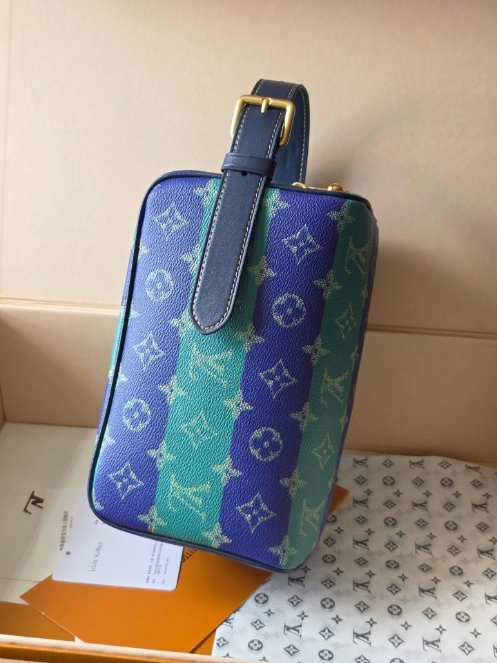 Louis Vuitton M25902
Locker Dopp Kit-duoc-ban-tai-Hvip Bags and Accessories