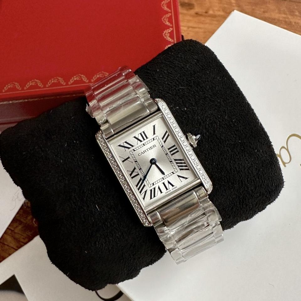 Cartier Tank Must watch
Large model, quartz movement, steel, diamonds W4TA0017-duoc-ban-tai-Hvip Bags and Accessories