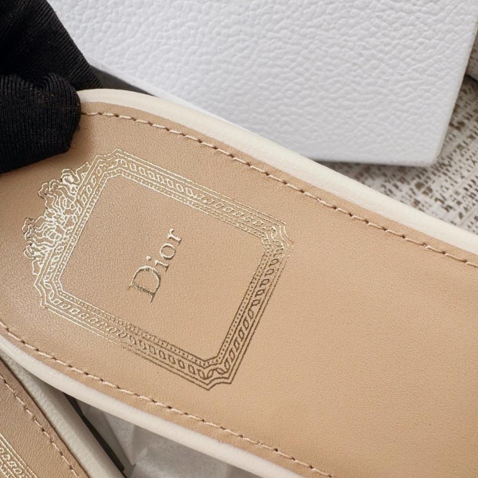 Dior Médaillon Buckle  Slide
White Lambskin -duoc-ban-tai-Hvip Shoes and Clothes