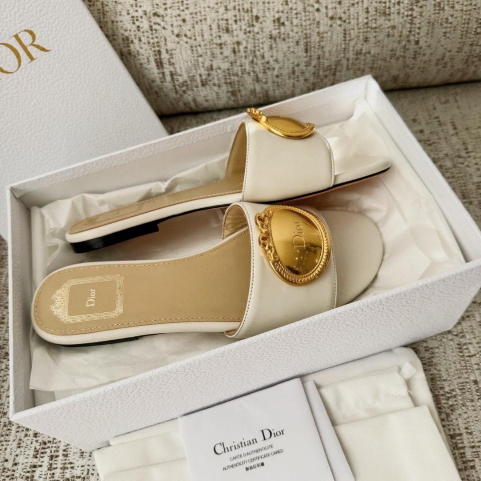 Dior Médaillon Buckle  Slide
White Lambskin -duoc-ban-tai-Hvip Shoes and Clothes