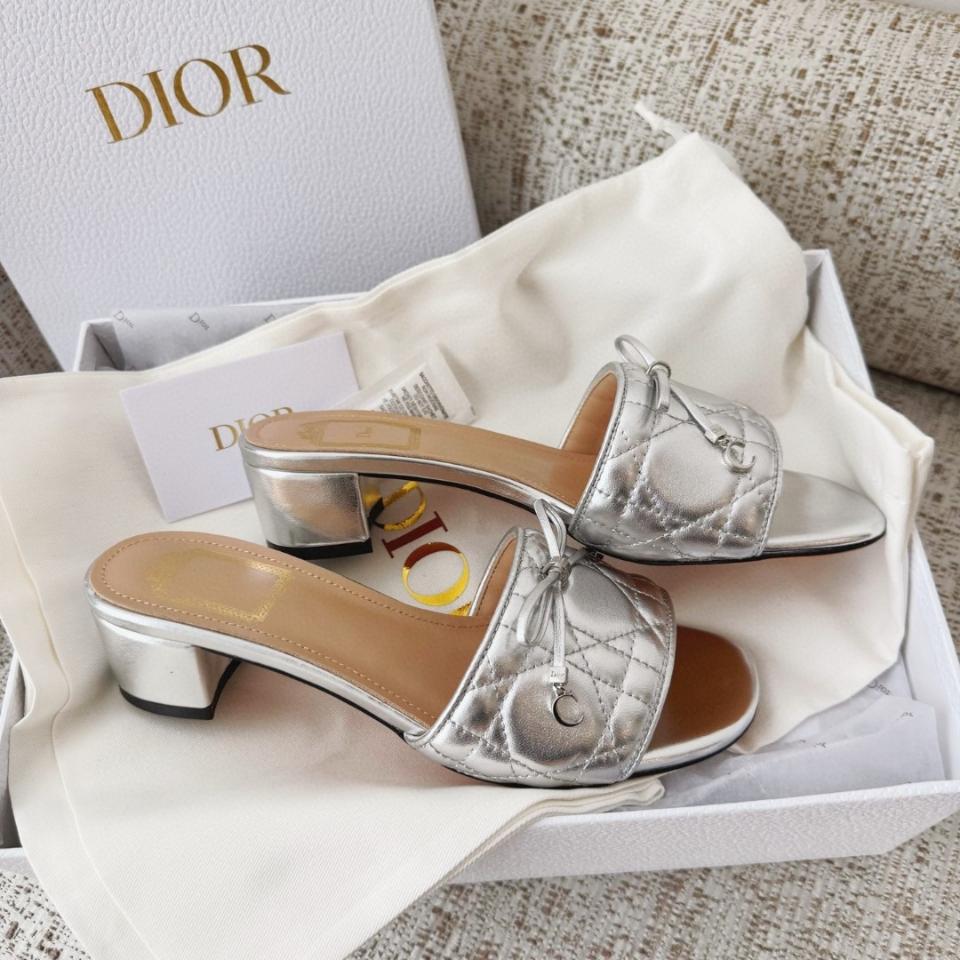 Dior Cannage Heeled Slide
Silver Quilted Cannage Lambskin KCO546CQL -duoc-ban-tai-Hvip Shoes and Clothes