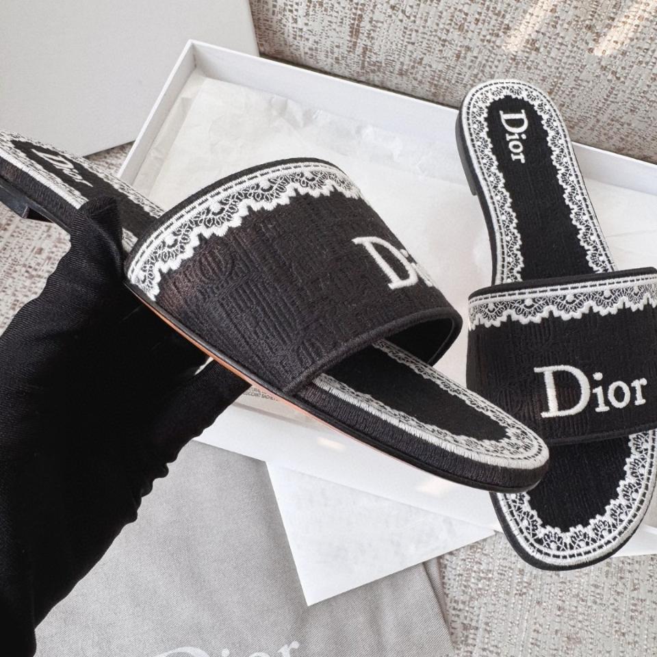 Dior Dentelle Slide
Black Dior Oblique Embroidered Cotton and White Lace KCO531OCC -duoc-ban-tai-Hvip Shoes and Clothes