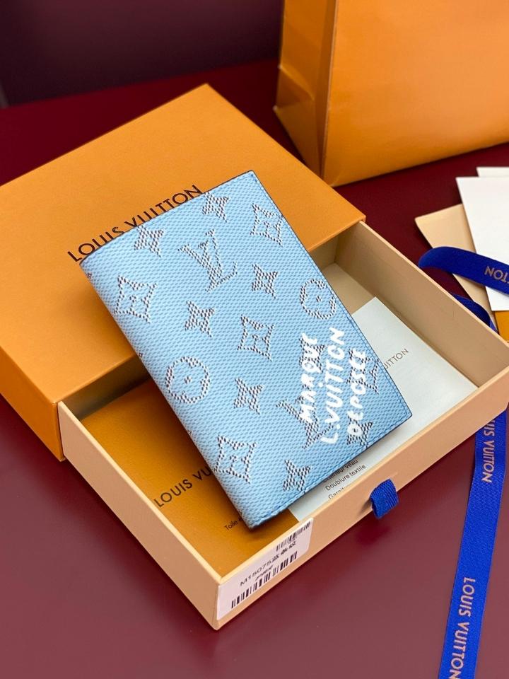 Louis Vuitton M15075
Passport Cover blue sky 14 x 2.5 x 10cm (1)-duoc-ban-tai-Hvip Bags and Accessories