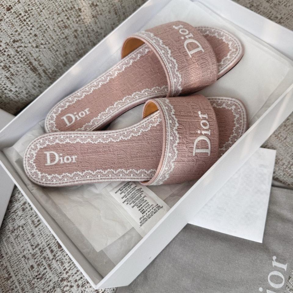 Dior Dentelle Slide
Pink Dior Oblique Embroidered Cotton and White Lace KCO531OCC-duoc-ban-tai-Hvip Shoes and Clothes
