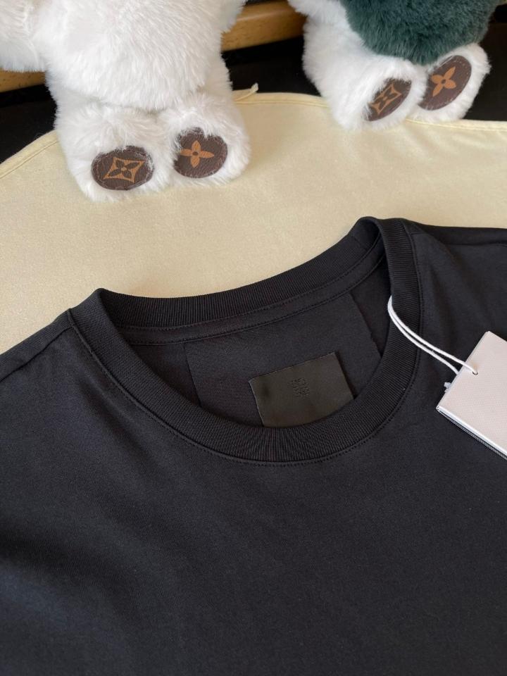 Givenchy
Reverse T-Shirt cotton black BM71533Y6B100-duoc-ban-tai-Hvip Shoes and Clothes