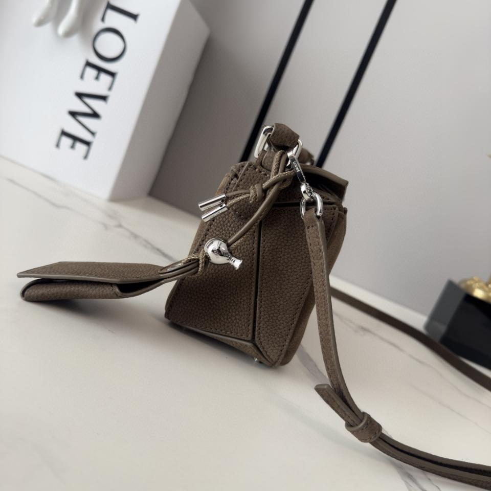 LOEWE mini Featherlight Puzzle bag in grained nubuck Tundra A510PLSX03 18*12.5*8CＭ-duoc-ban-tai-Hvip Bags and Accessories