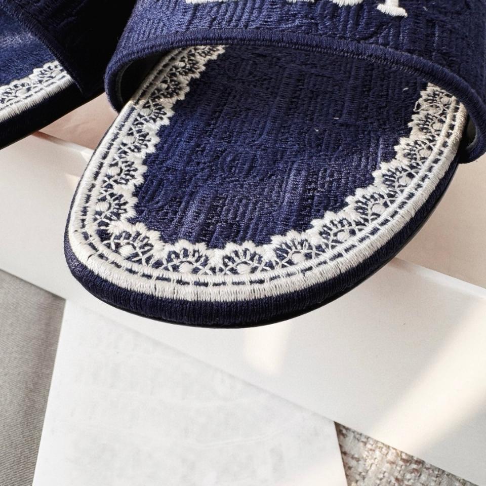 Dior Dentelle Slide
Blue Dior Oblique Embroidered Cotton and White Lace KCO531OCC-duoc-ban-tai-Hvip Shoes and Clothes