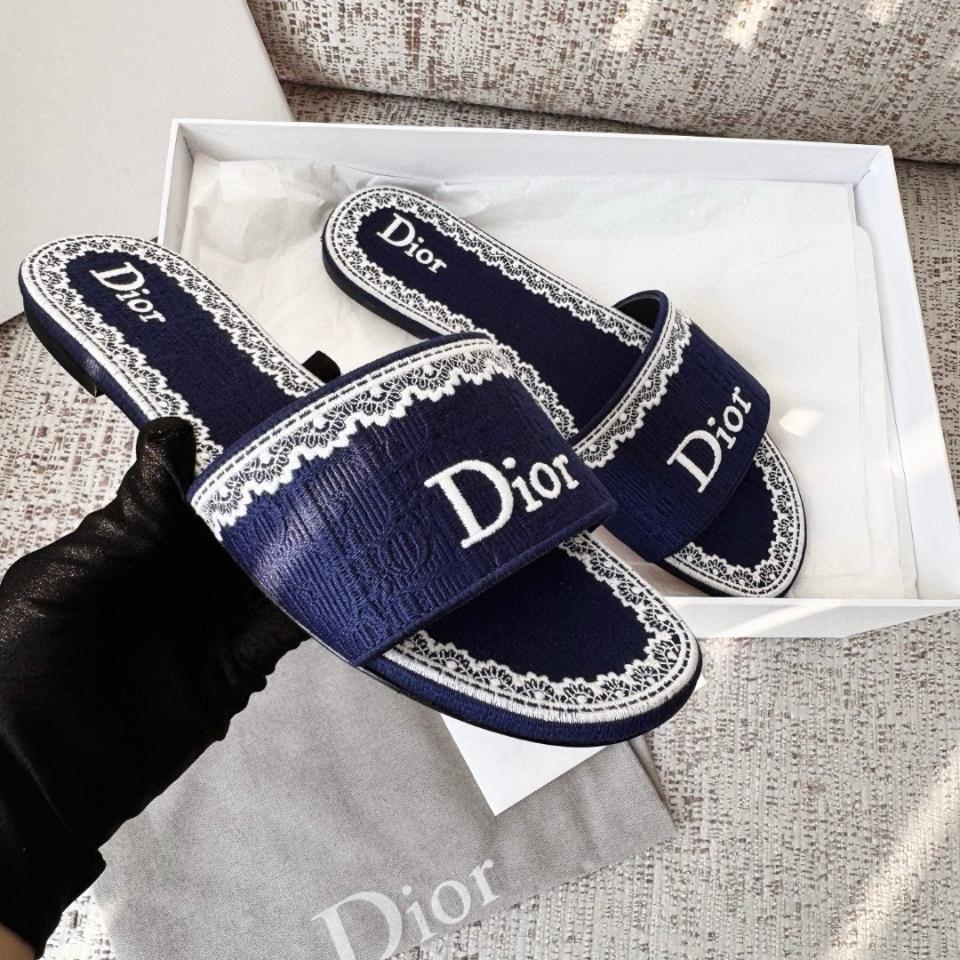 Dior Dentelle Slide
Blue Dior Oblique Embroidered Cotton and White Lace KCO531OCC-duoc-ban-tai-Hvip Shoes and Clothes