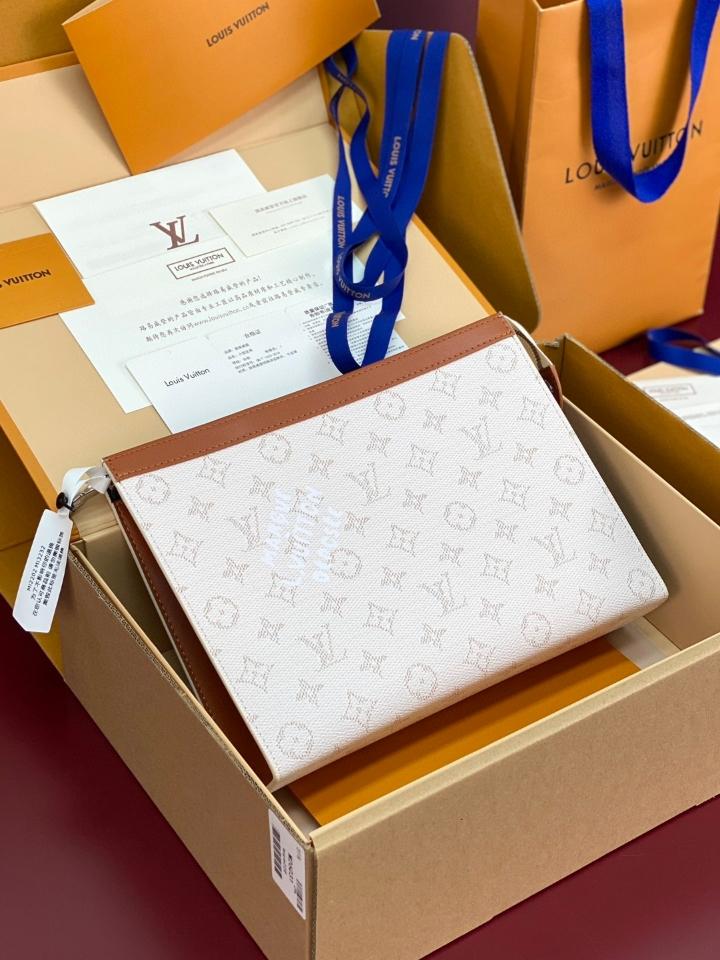 Louis Vuitton M61692
Pochette Voyage MM blanc /brown 27.0 x 21.0 x 3.0 cm (1)-duoc-ban-tai-Hvip Bags and Accessories